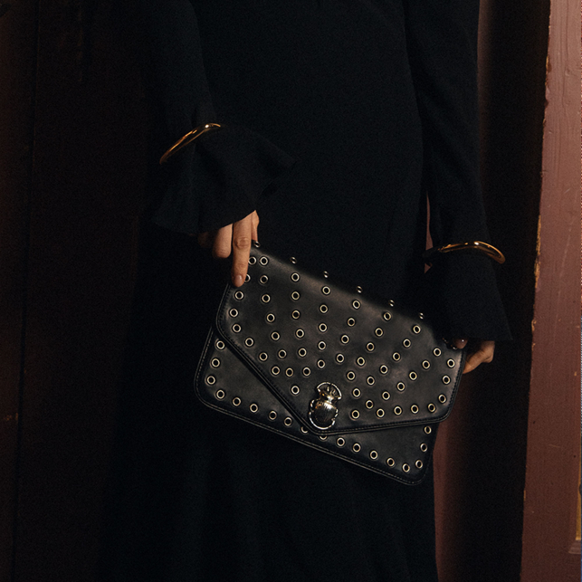 Pochette Cuir Alicia Cuir Nappa Noir Avec Oeillets